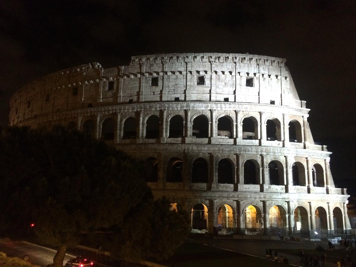 Alloggio Turistico Al Colosseo Acomodação com café da manhã Roma Exterior foto