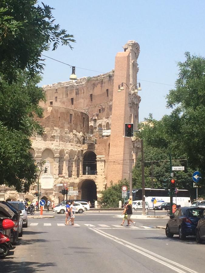 Alloggio Turistico Al Colosseo Acomodação com café da manhã Roma Exterior foto